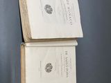 deux livres ouverts accrochés l'un à côté de l'autre sur un mur