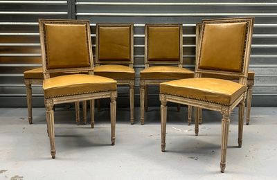 lot de quatre chaises de salle à manger de style Louis XVI