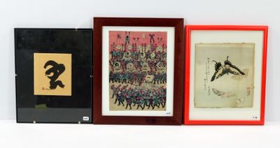 trois œuvres d'art asiatiques encadrées, exposées sur un mur