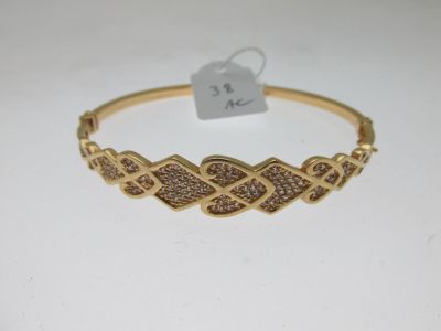 un bracelet en or serti de diamants sur fond blanc