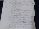 une feuille de papier avec une écriture dessus, posée sur une table