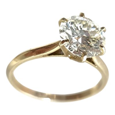 une image d'une bague en diamant sur fond blanc