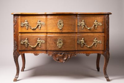 une vieille commode en bois avec des poignées et des tiroirs en laiton