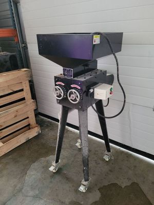 une photo d'un barbecue sur lequel est posé un ordinateur portable