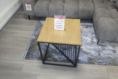 un canapé et une table basse dans un salon