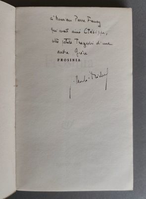 un gros plan sur un livre posé sur une table, sur lequel on peut lire des mots