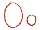 collier et bracelet composés de perles de corail rouge sur fond blanc