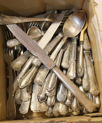 une boîte remplie de cuillères en argent, avec des cuillères à l'intérieur