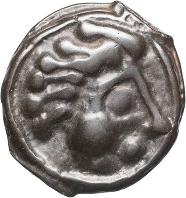 gros plan d'une pièce d'argent avec un visage dessus