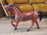 un cheval de bois posé sur un parquet
