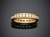 une bague en or sertie de diamants