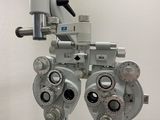 une image représentant une paire de lunettes posée sur une table