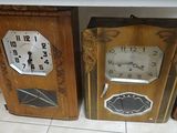 trois horloges posées par terre les unes à côté des autres