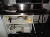 une petite cuisine équipée d'un évier et d'un plan de travail