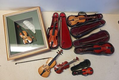 une photo montrant un ensemble d'instruments de musique posés sur une table