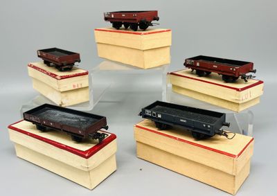 six wagons de train miniature exposés sur des socles en bois