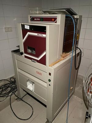 une machine qui se trouve à côté d'un ventilateur dans une pièce