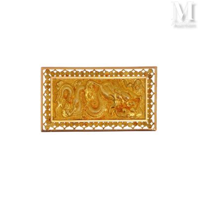 l'image d'une plaque d'or ornée d'un motif