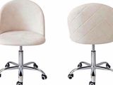 deux chaises blanches équipées de roulettes chromées et d'un dossier rembourré matelassé