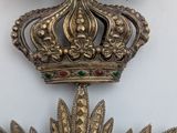 an image of a medal with a crown on top of it
