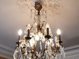 un lustre suspendu au plafond d'une pièce