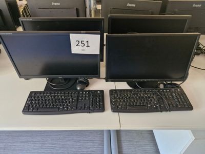 deux écrans d'ordinateur et un clavier posés sur un bureau