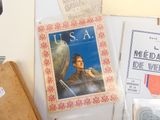 une photo d'un livre posé sur une table, à côté d'autres objets
