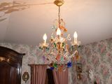 un lustre suspendu au plafond d'une chambre à coucher