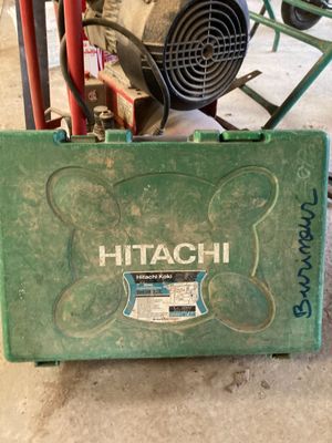 une boîte verte sur laquelle est inscrit « Hitachi »