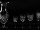 photographie en noir et blanc représentant un ensemble de verres à vin et un pichet
