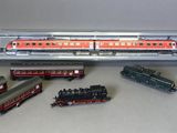 un grand nombre de trains miniatures posés sur une table