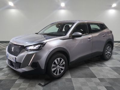 Le SUV argenté est garé sur un sol en carrelage à damier.
