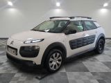 la citrole blanche est garee sur un carrelage en damier