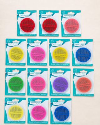 un ensemble de six boutons de couleurs différentes sur un fond blanc