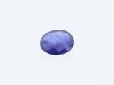 un saphir bleu sur fond blanc