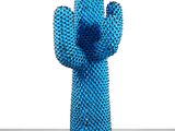 une photo d'une sculpture bleue représentant un cactus posée sur une table