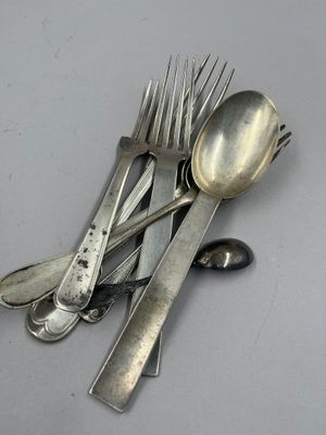beaucoup de cuillères et de fourchettes en argent sur la table