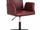 une chaise de bureau rouge équipée de roulettes, sur fond blanc