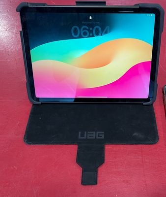 a phone that is laying on a table next to a wallet
