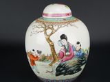 une image représentant un vase blanc orné d'une peinture représentant une femme assise sous un arbre