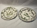 deux assiettes ornées de motifs verts et blancs, posées sur une table