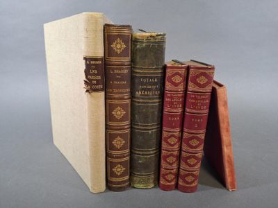 trois livres empilés les uns sur les autres