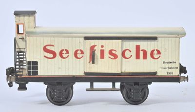 un wagon de petit train sur lequel est accrochée une pancarte disant « Voyons si elle… »