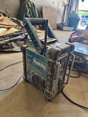une photo d'une boîte à outils posée par terre