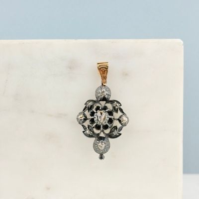 un gros plan d'un pendentif posé sur un bloc de marbre
