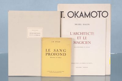 deux livres sont posés l'un à côté de l'autre sur une table