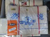 trois sacs de serviettes sont emballés dans du plastique et posés sur une table