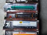 une pile de petits trains empilés les uns sur les autres
