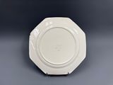 une image représentant une assiette blanche posée sur une table