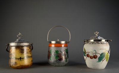 trois bocaux en verre avec leurs couvercles sont alignés sur une surface grise